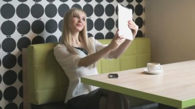 Kız selfie bir bilgisayar tablet kullanarak yapar