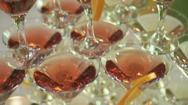 Hermosos estantes de copas de vino — Vídeo de stock