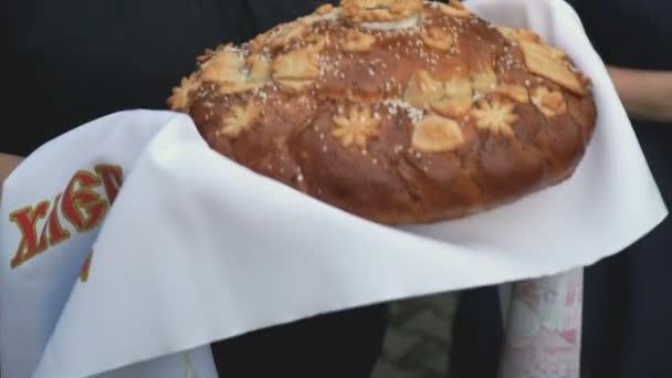 Mulher segura um delicioso pão exuberante — Vídeo de Stock