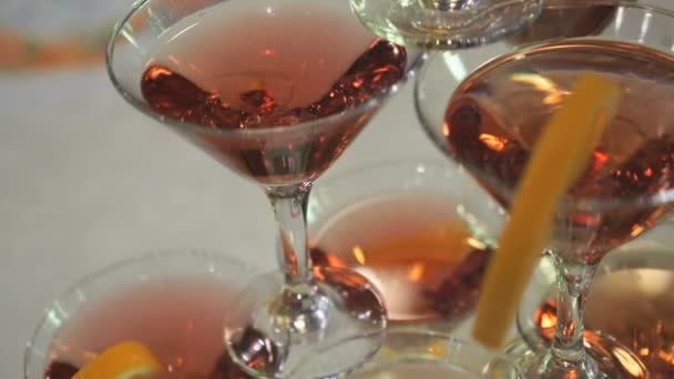 Hermosa estantería de vasos con vino tinto — Vídeos de Stock