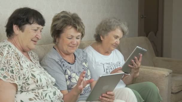 Elderly women looking photos using digital tablets — Stock Video