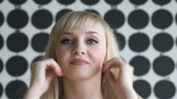 attrayant blonde modèle fille secoue votre tête 