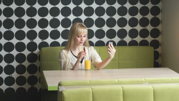 Chica haciendo foto selfie usando teléfono inteligente — Vídeo de stock
