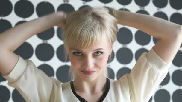 Atrakcyjny model blondynka dziewczyna w salonie piękności — Wideo stockowe