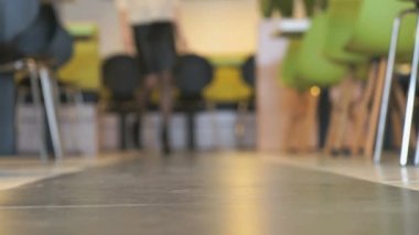 Model siyah deri kısa boots tanıtır