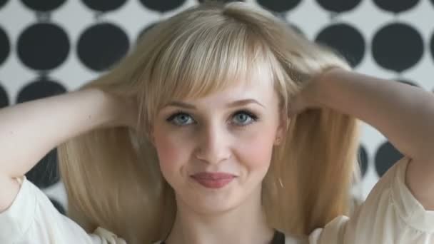 Blonde fille âgée de 20 ans avec un cheveu épais 
