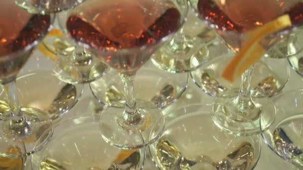 Hermosa estantería de gafas con Martini rojo — Vídeo de stock