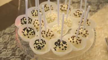 Düğün kutlamaları için çerezler ile tatlı tablo