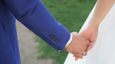 Gelin ve damat yürüyüş sırasında elele