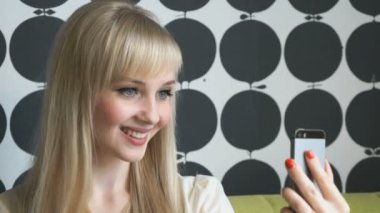 Kız selfie fotoğraf Smartphone'da yapma 20s arası