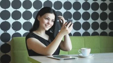 Bir smartphone kullanarak esmer yapma selfie fotoğraf