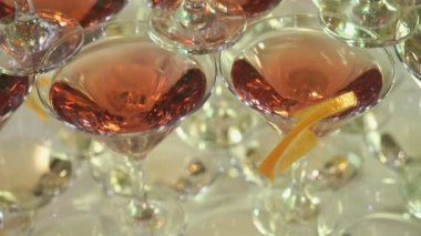 Şarap gözlük güzel raflar