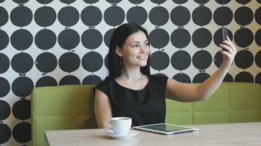 Bir cep telefonu kullanarak esmer yapma selfie fotoğraf