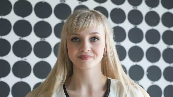 Blondes Mädchen im Alter von 20 Jahren mit dicken Haaren — Stockvideo