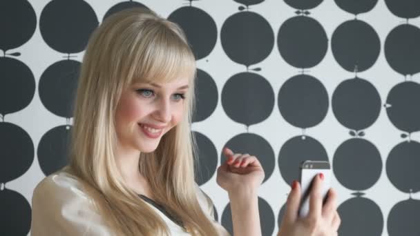 Menina fazendo foto selfie usando um smartphone — Vídeo de Stock