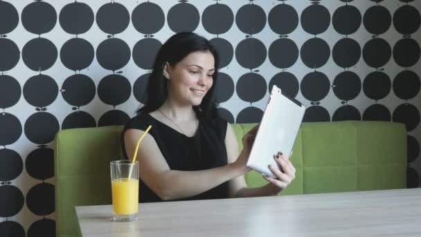 Morena menina fazendo selfie usando tablet computador — Vídeo de Stock