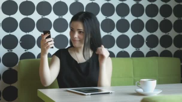 Morena haciendo foto selfie usando un teléfono inteligente — Vídeos de Stock