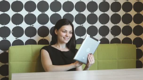 Ragazza guardando foto con tablet computer al chiuso — Video Stock