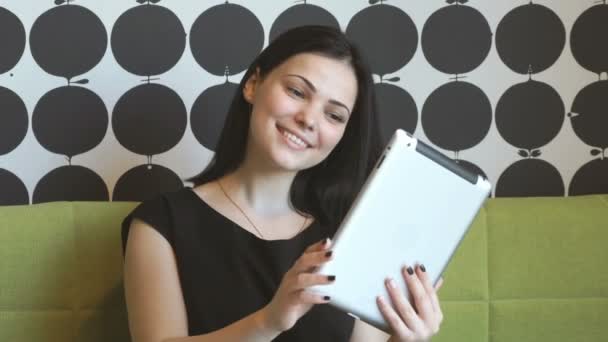 Bir bilgisayar tablet ile fotoğraf izlerken modeli — Stok video