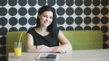 Esmer modeli kapalı kamera için poz 20'li yaşları