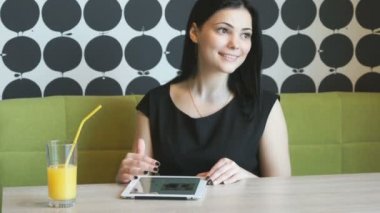 Siyah bir smartphone kullanarak fotoğrafları ile ilgilenen öğrenci