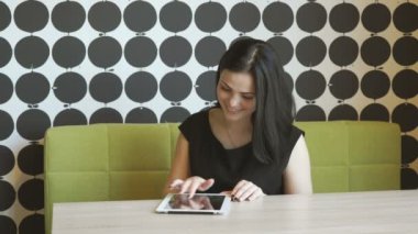 Bir bilgisayar tablet ile fotoğraf izlerken modeli