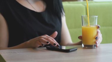 Siyah bir smartphone kullanarak fotoğrafları ile ilgilenen öğrenci