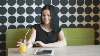 Öğrenci içecekler portakal suyu kapalı