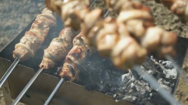 Sığır eti kebaplar mangal üzerinde pişirme