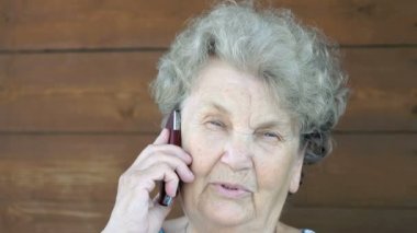 Yaşlı kadın cep telefonundan söz