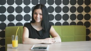 Güzel kız içecekler portakal suyu kapalı