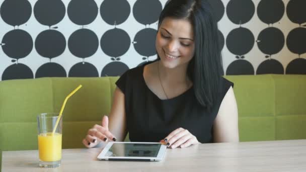 Menina assistindo fotos com computador tablet dentro de casa — Vídeo de Stock