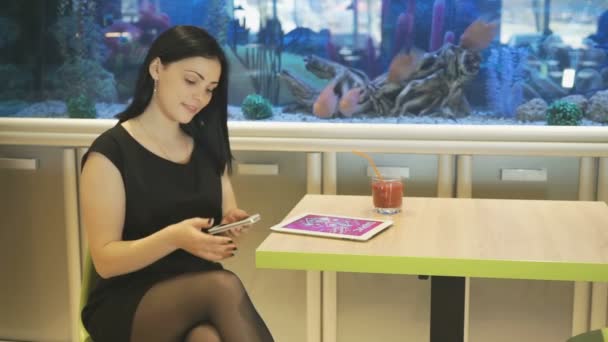 Bir cep telefonu kullanarak arkadaşıyla konuşurken kız — Stok video