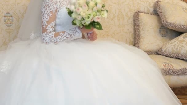 Bride sitting on sofa during photo session indoors — Stock Video