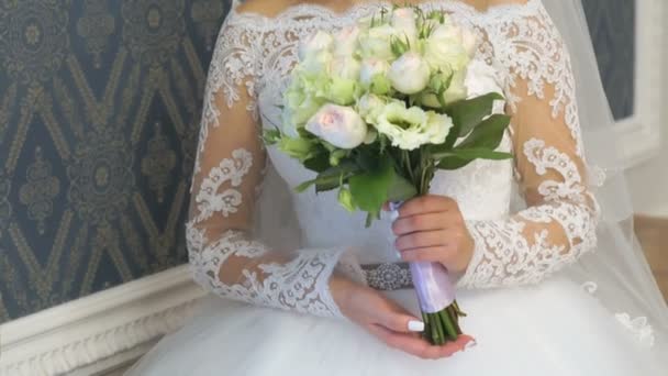 Bride stands next to window during photo session — Stock Video