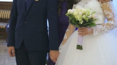 Gelin ve Damat Düğün üzerinde birbirlerine sarılma