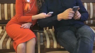 Cep telefonunu kullanarak kız ve erkek sayısı fotoğraf
