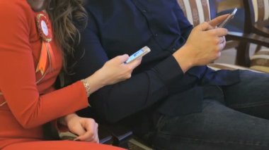 Kız ve erkek sayısı fotoğraf istimal onların akıllı telefonlar