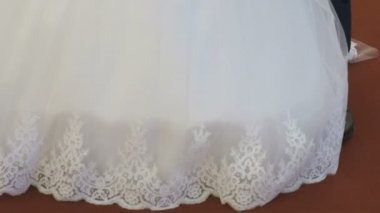 Gelin ve Damat Düğün üzerinde birbirlerine sarılma