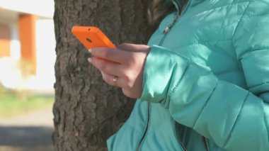 Bir cep telefonu kullanarak resimleri liseli kız kez