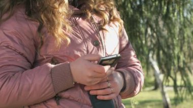 Bir cep telefonu tutan çekici kız