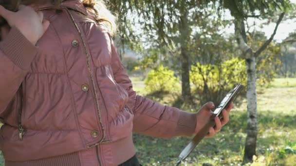 Menina atraente fazendo selfie usando um telefone celular — Vídeo de Stock