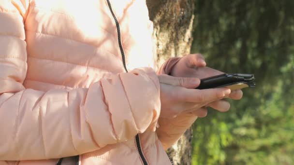 La jolie fille tenant un téléphone portable 