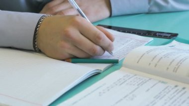 Öğrenci bir defter matematik sorunu çözdü