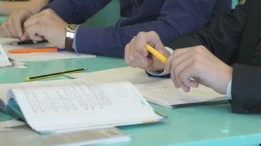 Kapalı okul masasında oturan öğrenciler