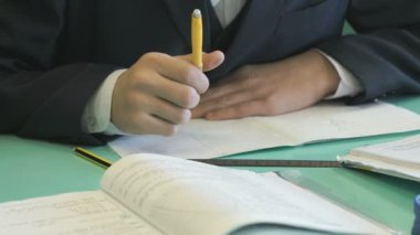 Öğrenci matematik bir defterde görevde karar verir.