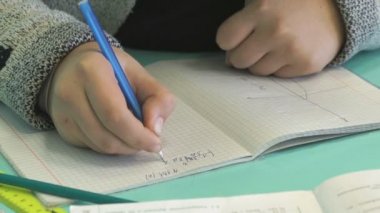 Öğrenci metin içinde a defter kapalı yazıyor.
