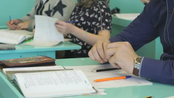 El alumno sentado en el escritorio de la escuela en el interior — Vídeo de stock