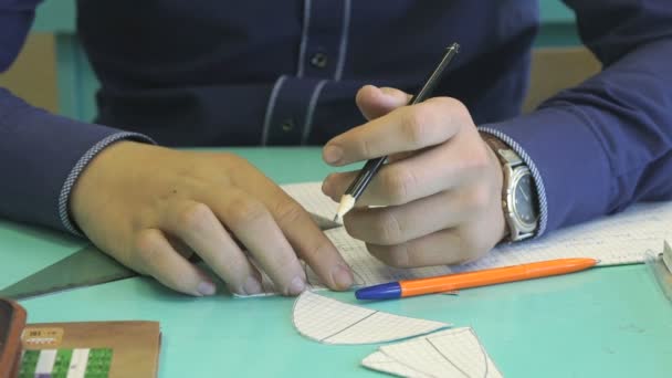 Schüler entscheidet die Aufgabe in Mathe im Notizbuch — Stockvideo