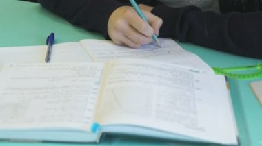 Öğrenci ev görev bir defter karar verir.